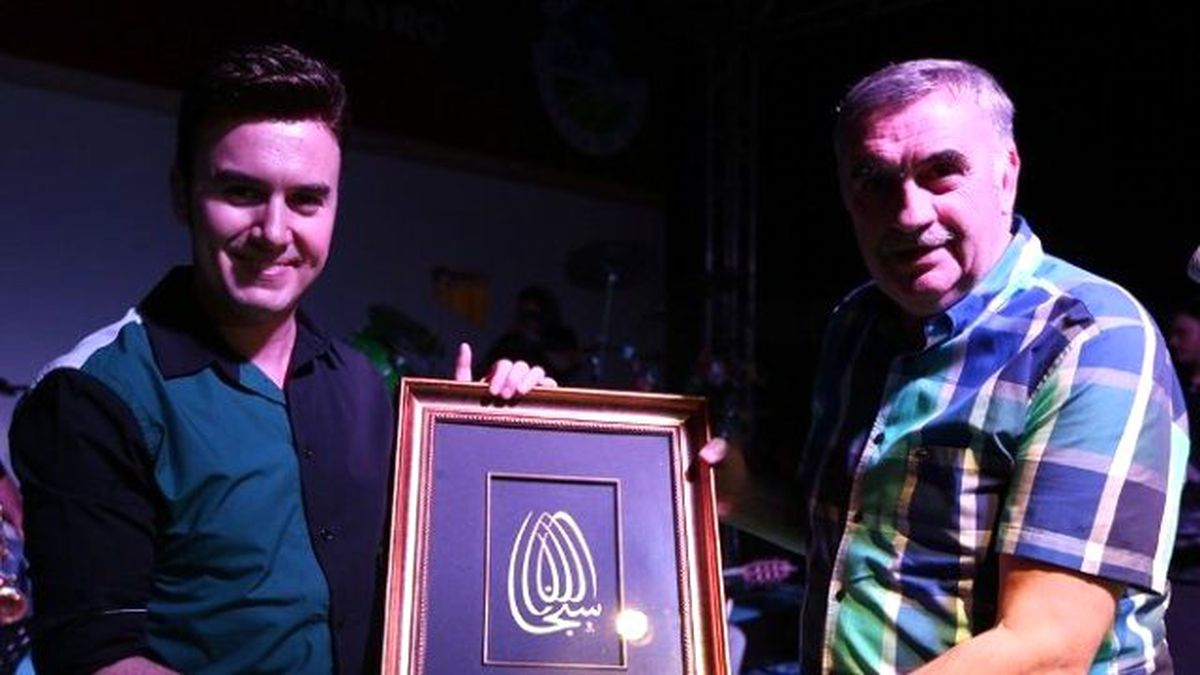 Ünlü Sanatçı Ceceli, Konserde İlahi Söyledi
