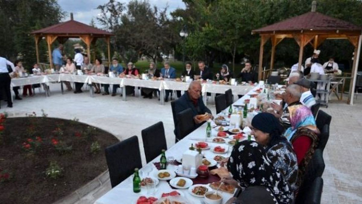Vali Kahraman Huzur Evi Sakinleri ile İftar Yemeğinde Buluştu