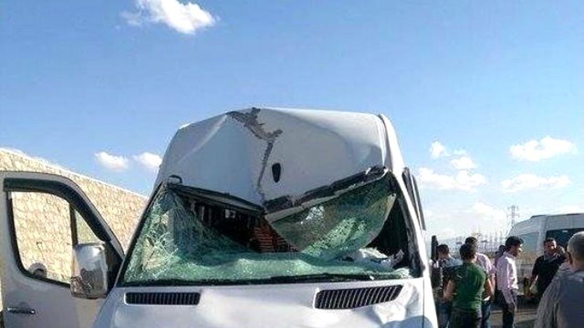 Van\'da Su Deposu Minibüsün Üzerine Düştü: 2 Yaralı