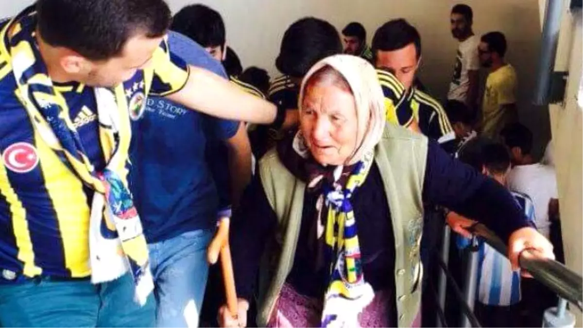 Van Persie\'nin İmza Töreninde Bastonlu Nine Sürprizi