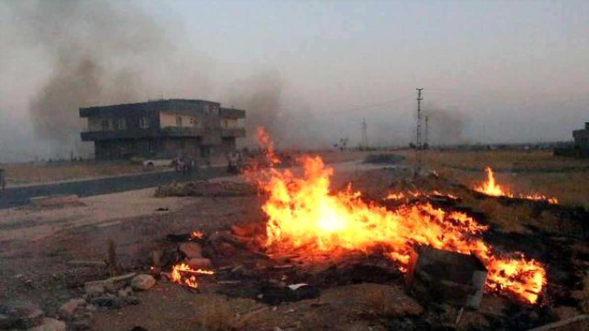 Yangında Devrilen Direk, Mahalleyi Elektriksiz Bıraktı