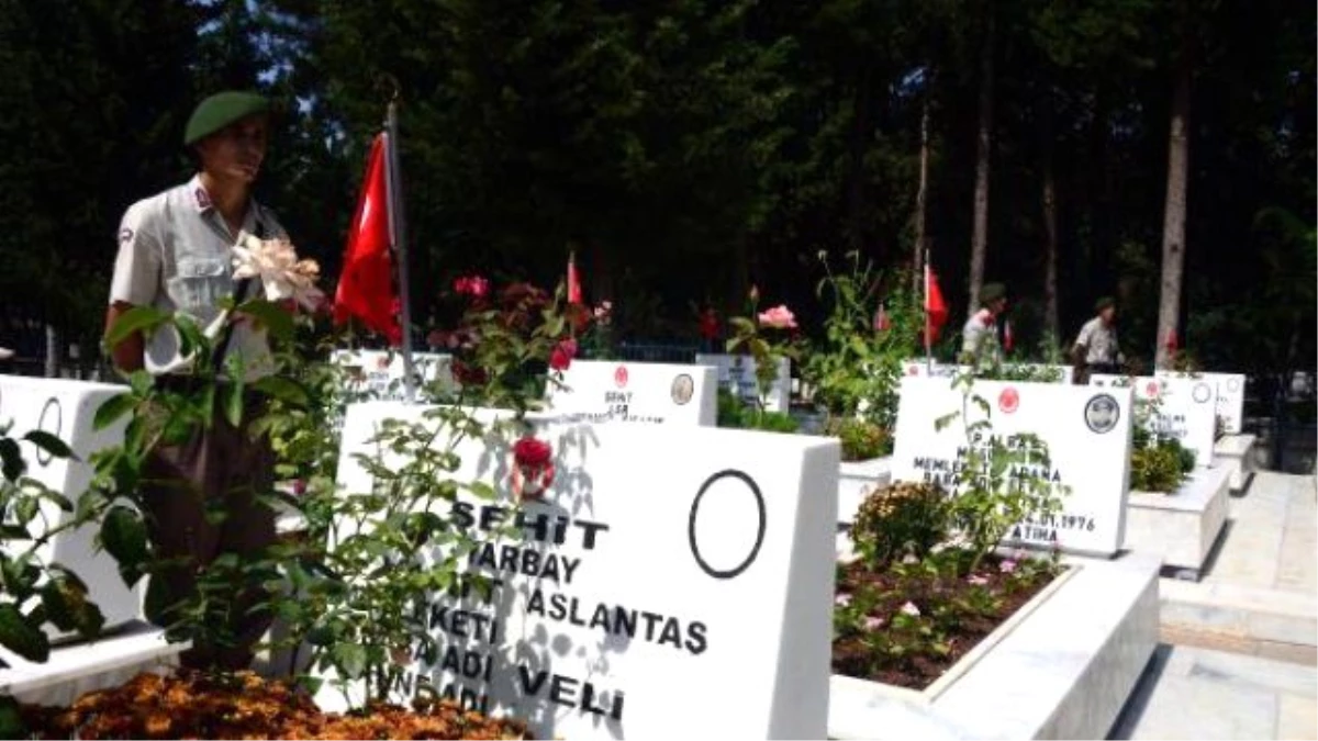 Adana\'da Askerlerden Şehit Mezarları Başında Saygı Nöbeti