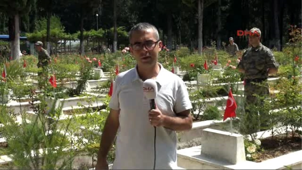 Adana\'da Askerlerden Şehit Mezarları Başında Saygı Nöbeti