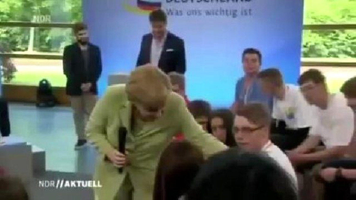 Angela Merkel\'in Sözleri, Mülteci Öğrenciyi Gözyaşlarına Boğdu
