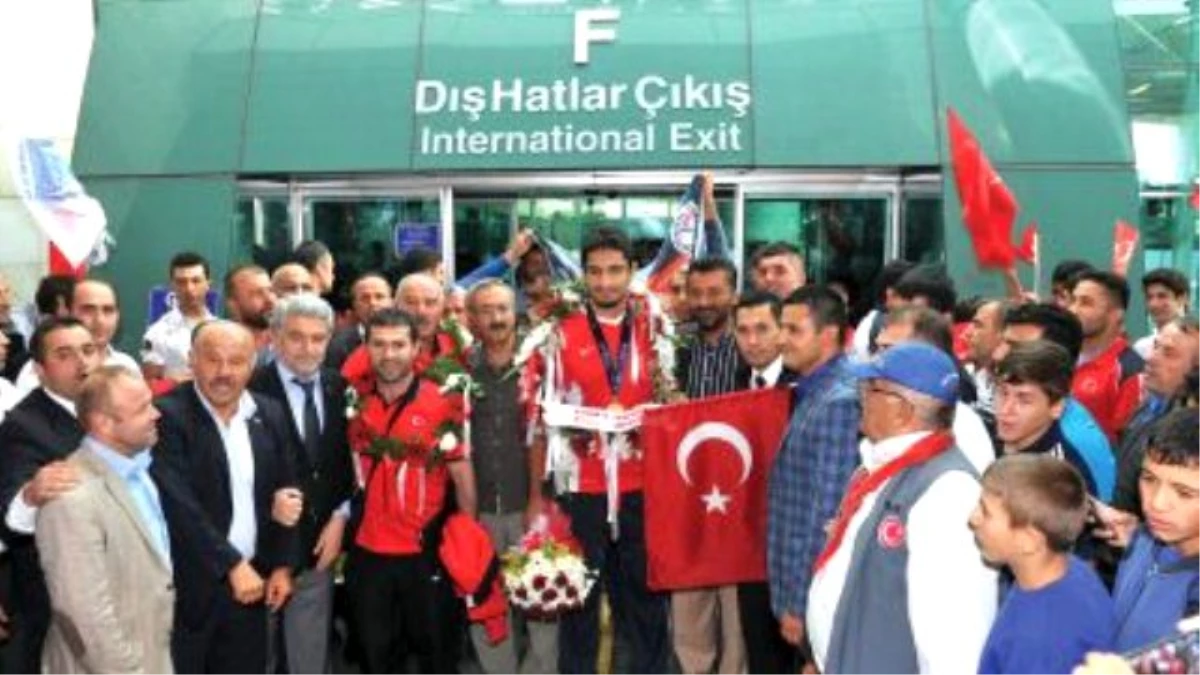 Ankara Büyükşehir\'den Şampiyon Güreşçilere Ödül