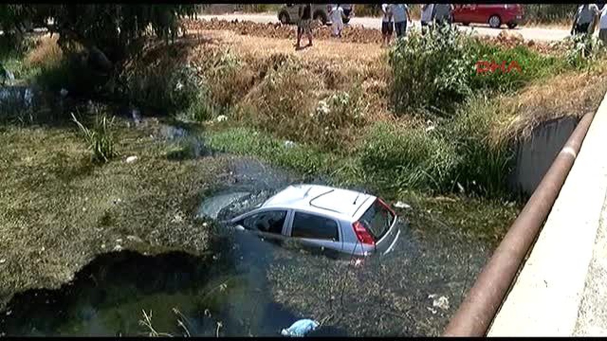 Antalya Otomobil Su Kanalına Uçtu: 2 Yaralı