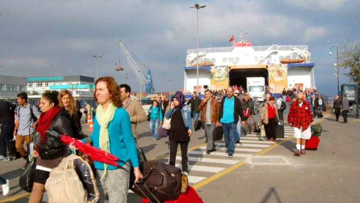 Bandırma İskelesi\'nde Tatil Yoğunluğu