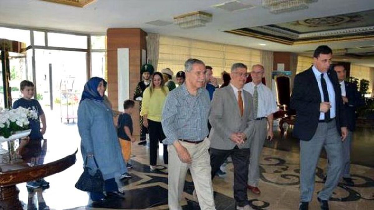 Bülent Arınç, Akçakoca\'da Ailesiyle Tatilde