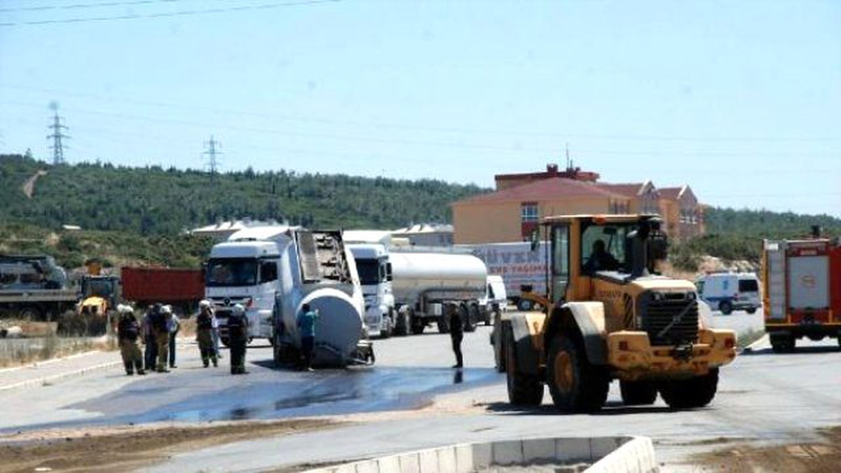 Çekicisinden Kopan Tankerden 10 Ton Mazot Yola Aktı