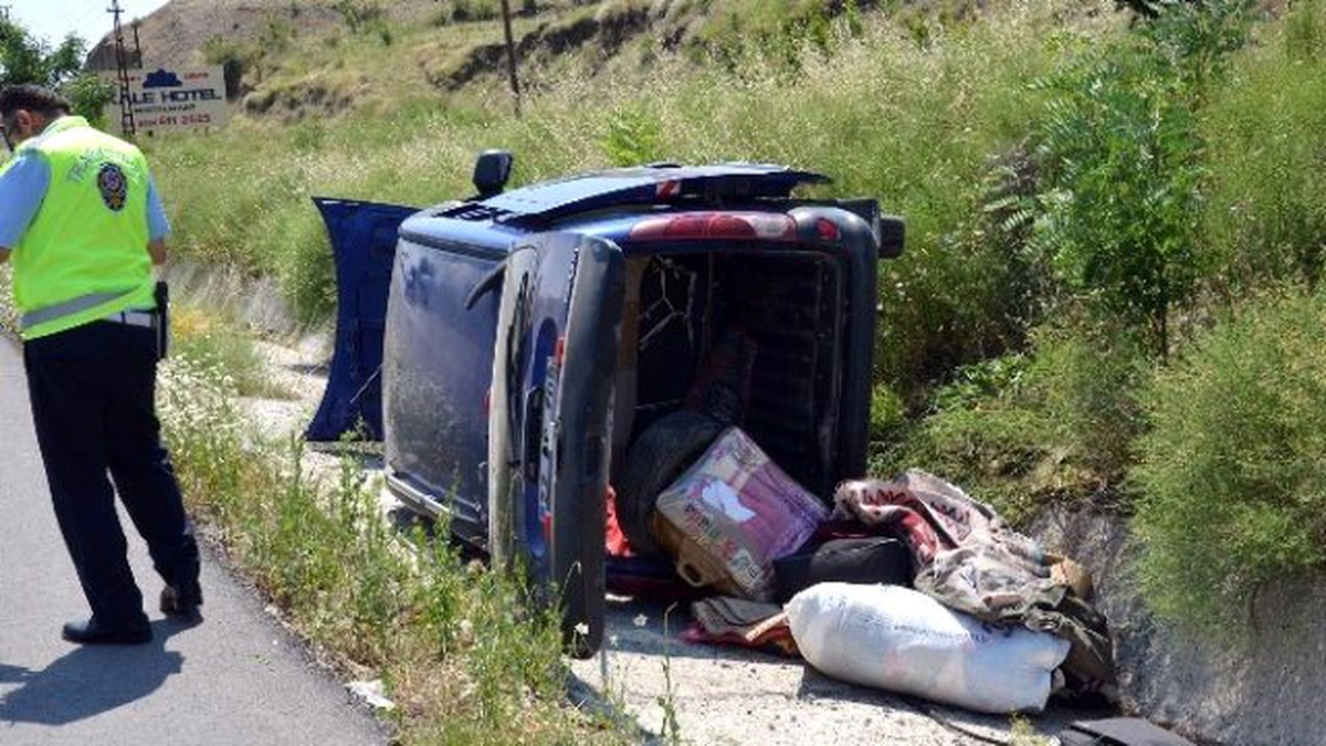 Çorum\'da Otomobil Şarampole Uçtu: 3 Yaralı
