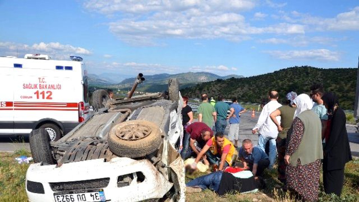 Çorum\'da Otomobil Tır ile Çarpıştı: 1 Ölü, 7 Yaralı