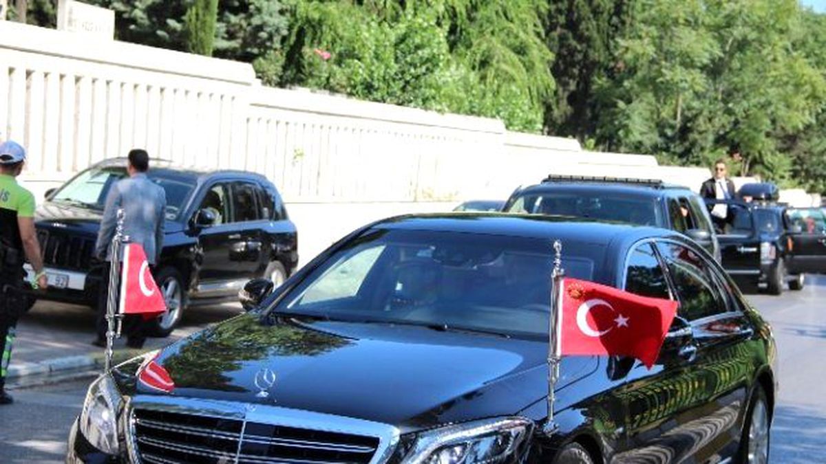 Cumhurbaşkanı Erdoğan\'dan Bayram Arifesinde Mezarlık Ziyareti