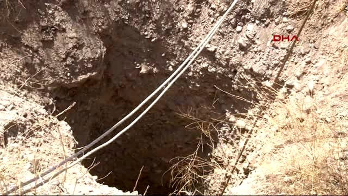 Diyarbakır\'da 30 Metre Derinliğinde Kuyuya Düşen Köpeği Afad Ekibi Kurtardı