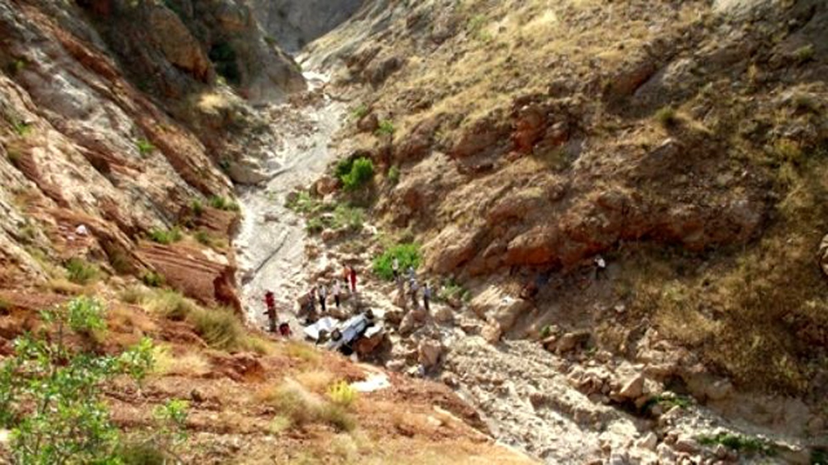 Elazığ\'da Otomobil Uçuruma Yuvarlandı: 2 Ölü