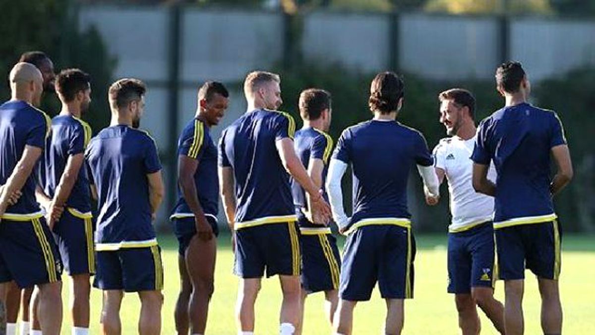 Fenerbahçe\'de Robin Van Persie, Takımla İlk Antrenmanına Çıktı
