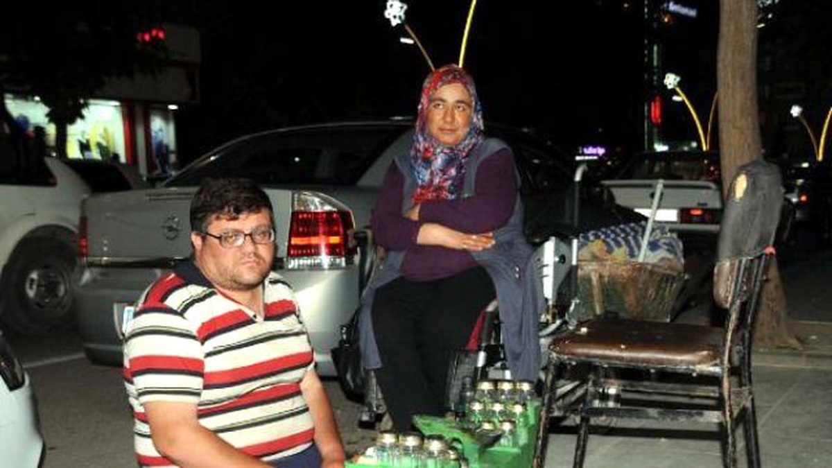 Fil Hastalığından İki Bacağını Kaybetti Ama Boyacılık Yapıyor
