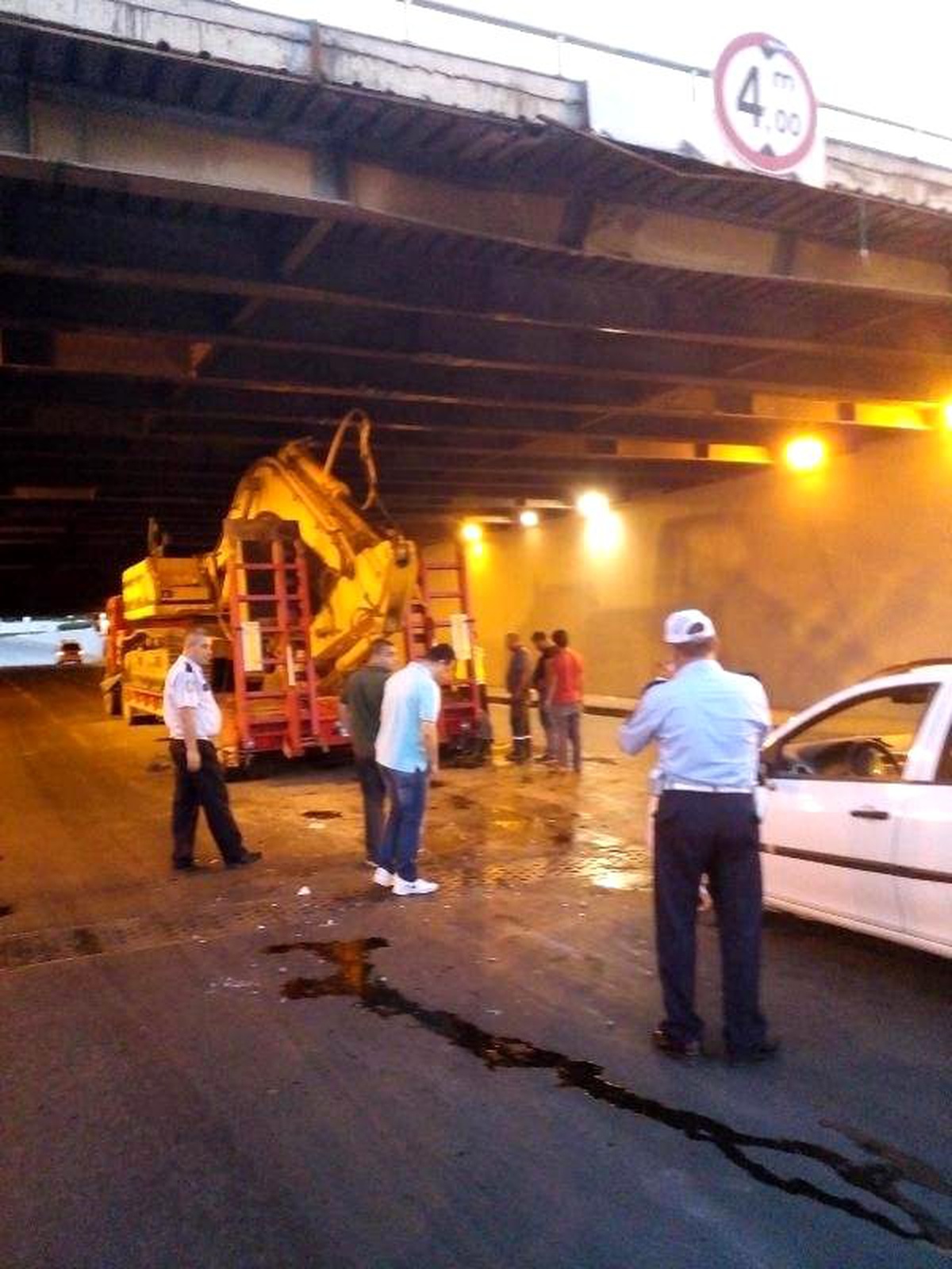 İzmir\'de İş Makinası Taşıyan Tır Alt Geçide Çarptı