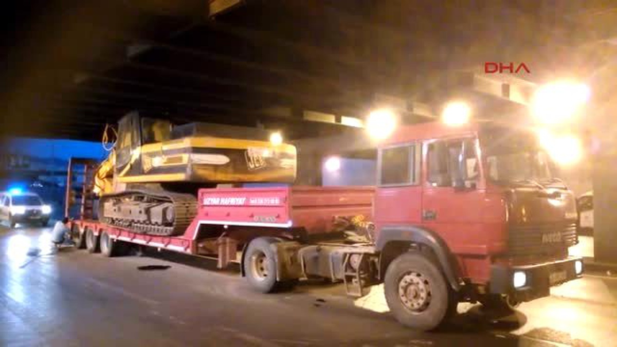 İzmir - İş Makinası Taşıyan Tır Alt Geçide Çarptı