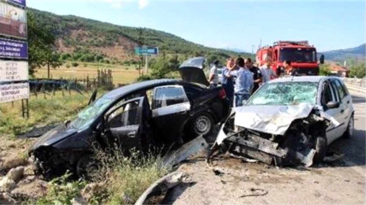 Karabük\'te Trafik Kazası: 2 Ölü, 4 Yaralı