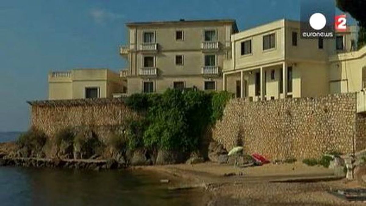 Kraliyet Ailesi Fransa\'da Bir Plaja Halkın Girişini Kapattı
