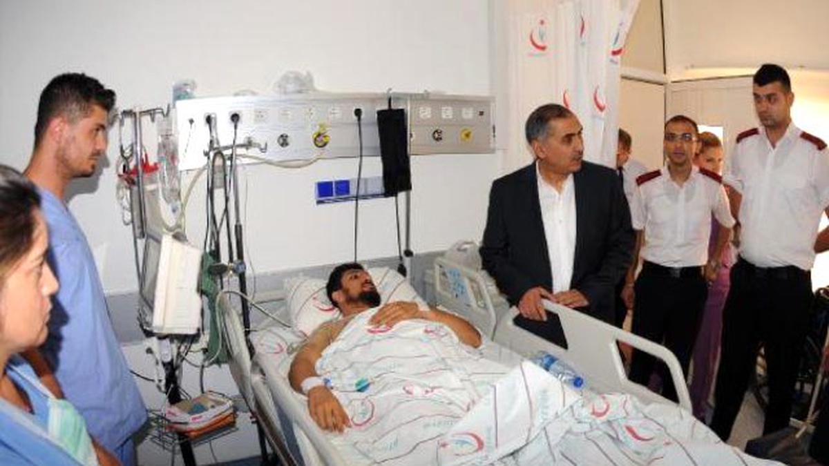 Mardin Valisi, Yaralı Polis Memurunu Hastanede Ziyaret Etti