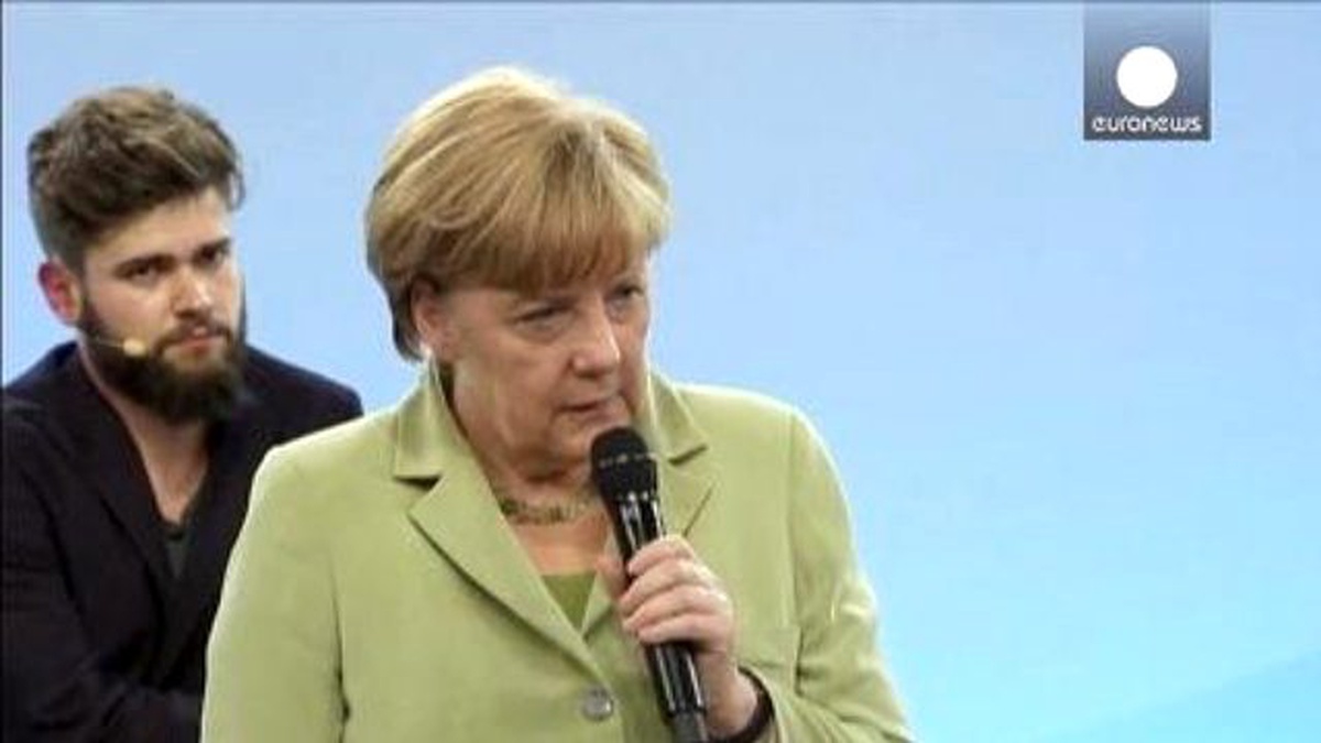 Merkel, Filistinli Mülteci Kızı Göz Yaşlarına Boğdu