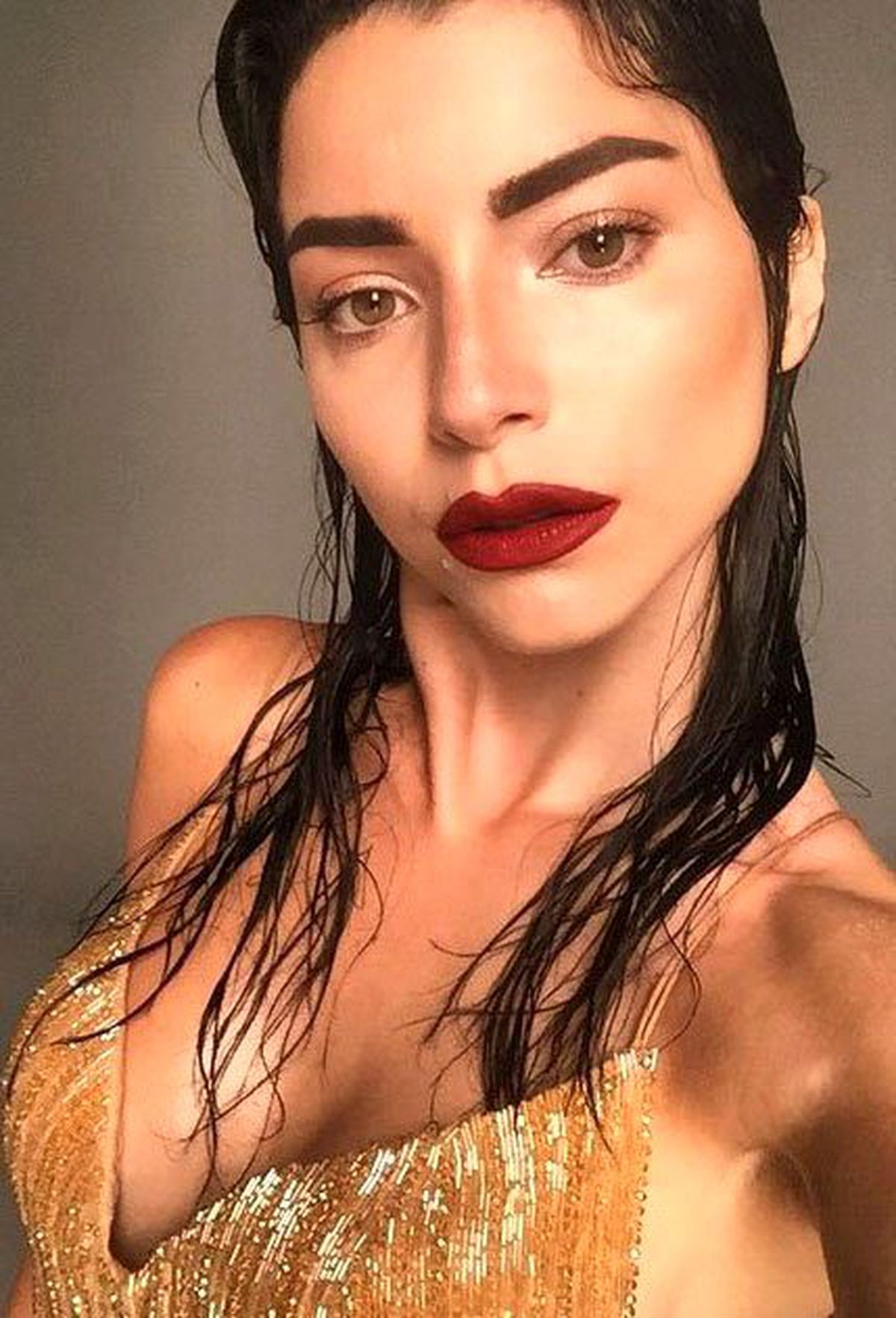 Merve Boluğur'un Fotoğrafına Eleştiri Yağdı: Murat'ın Kaşları Daha İnce