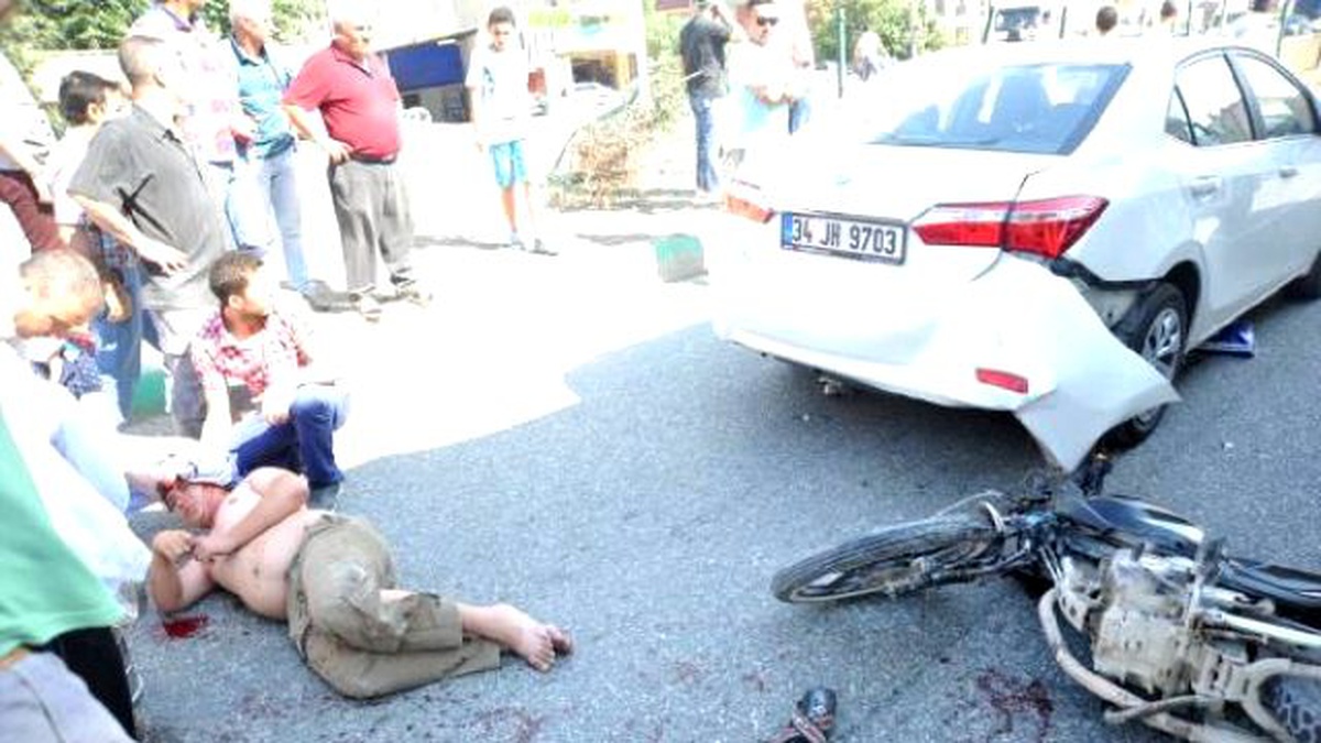 Motosiklet, Yaya ve Otomobile Çarptı: 2 Yaralı