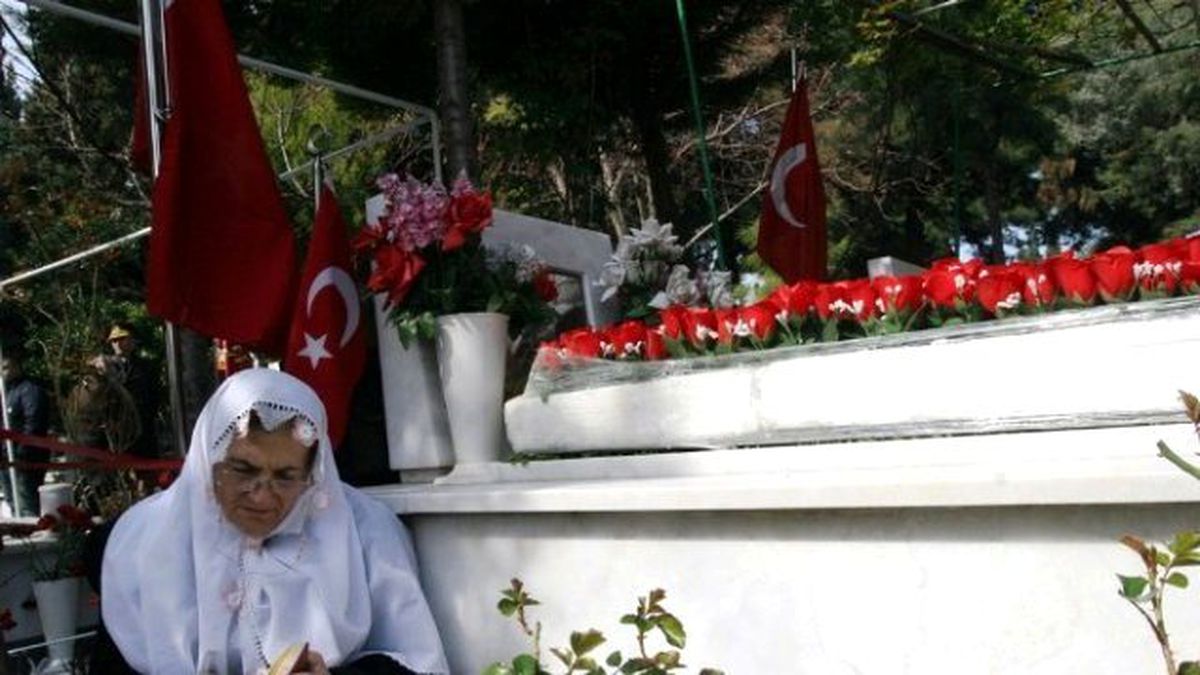 Şehitliklerde Hüzünlü Bayram