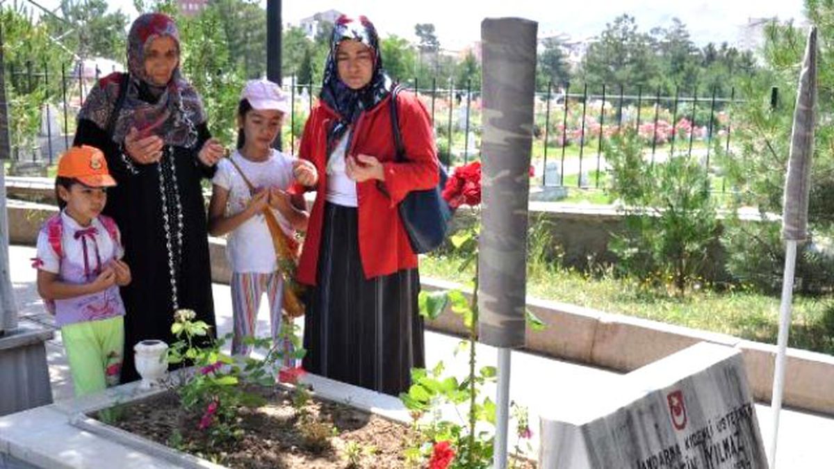 Şehitlikte Arife Yoğunluğu