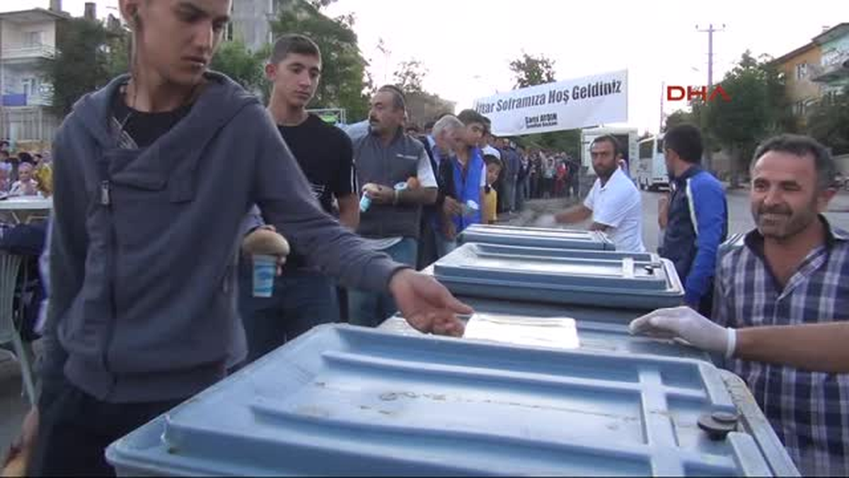 Sivas Belediyesi Kentteki Mültecilere İftar Yemeği Verdi