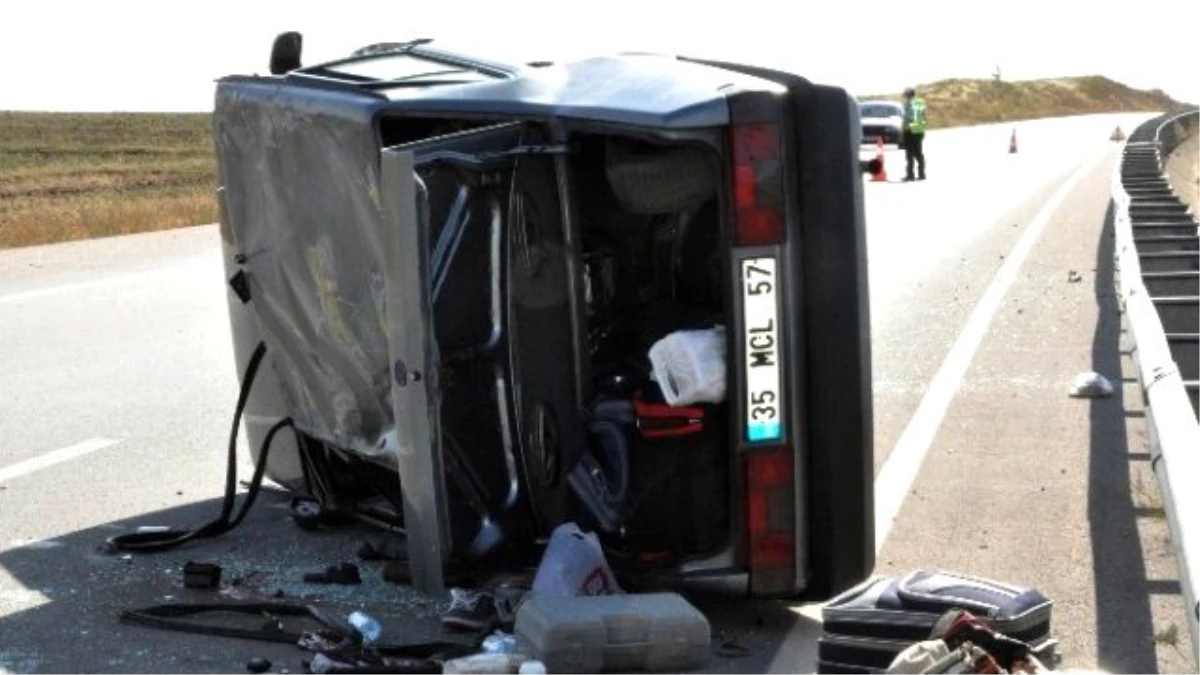 Sivas\'ta Otomobil Takla Attı: 4 Yaralı