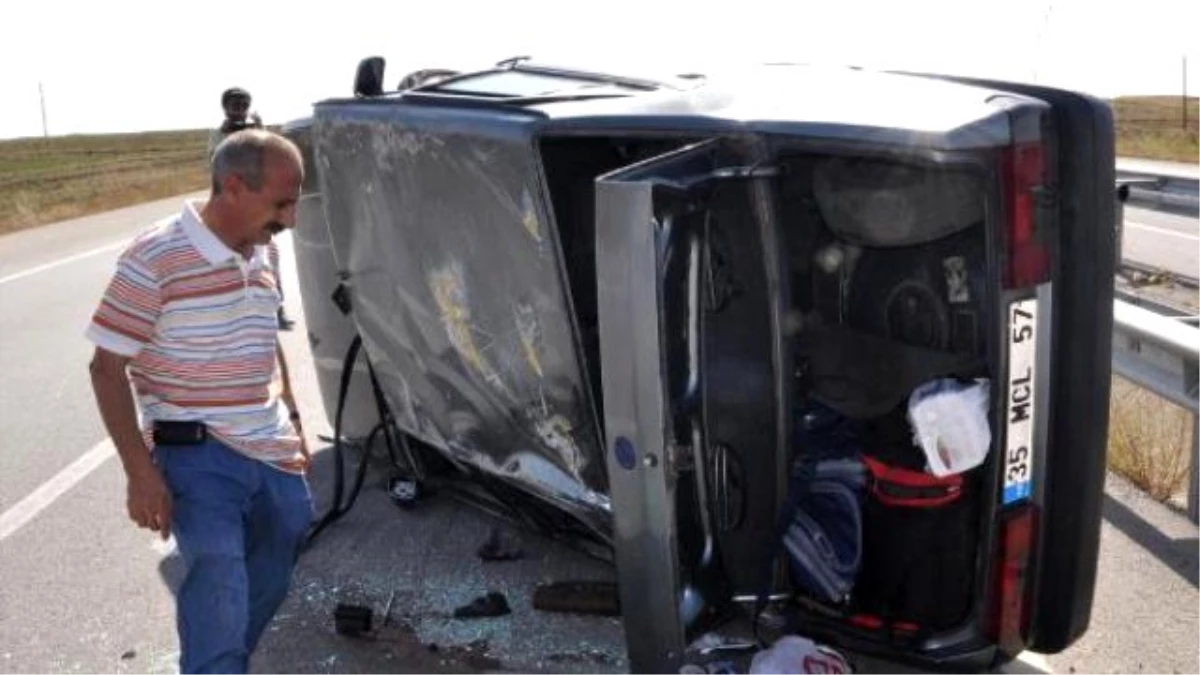 Sivas\'ta Otomobil Takla Attı: 4 Yaralı
