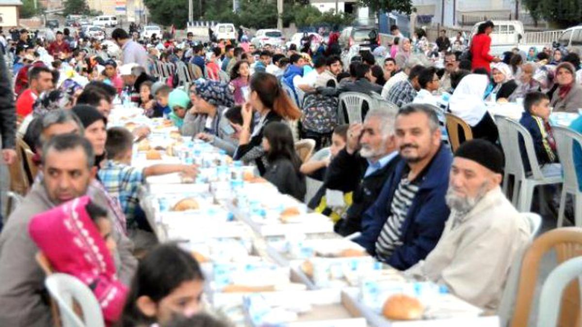 Sivas\'taki Sığınmacılara İftar Verildi