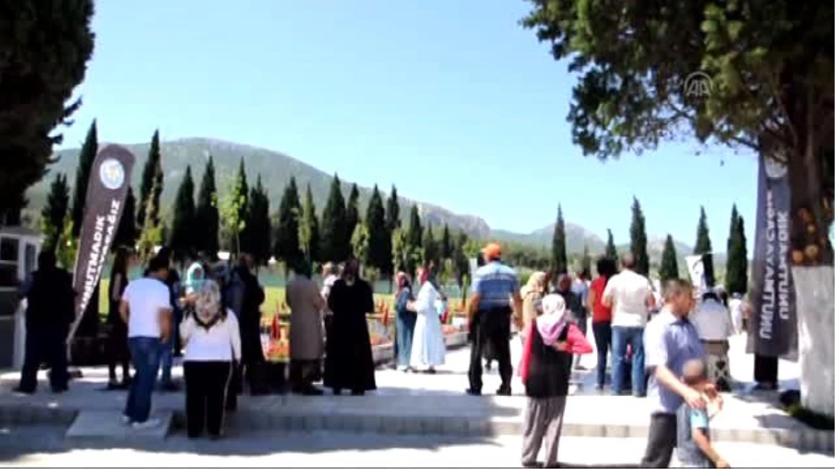 Soma\'da Arife Gününde Mezarlıklar Doldu Taştı
