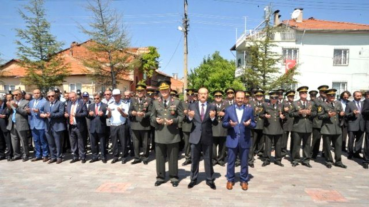 Uşak\'ta Arife Günü Şehitlikler Ziyaret Edildi