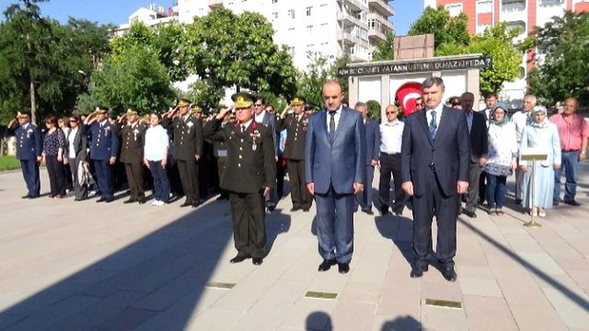 Vali Erol ve İl Protokolünden Şehitlik Ziyareti