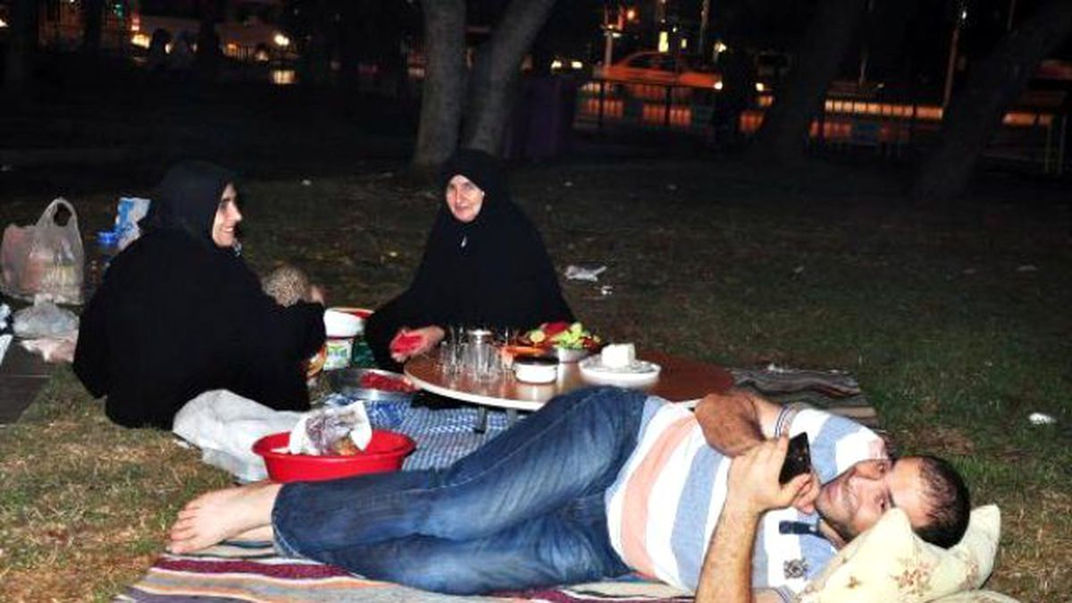 Vatandaşlar Son Sahuru Eyüp Sultan Camii\'nde Geçirdi