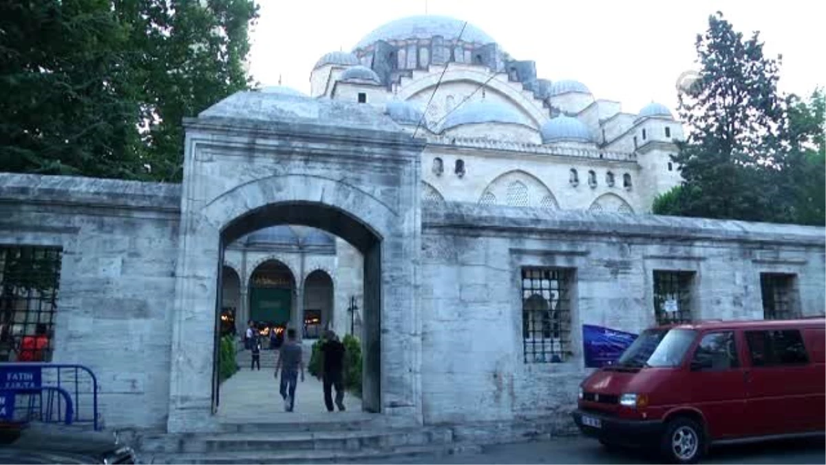 11. Cumhurbaşkanı Gül, Bayram Namazını Süleymaniye Camisi\'nde Kıldı