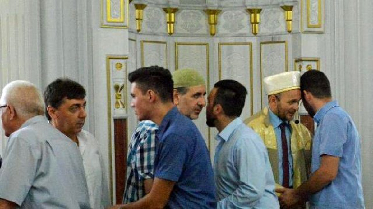 Almanya\'da Bayram Namazı İçin Müslümanlar Camileri Doldurdu...