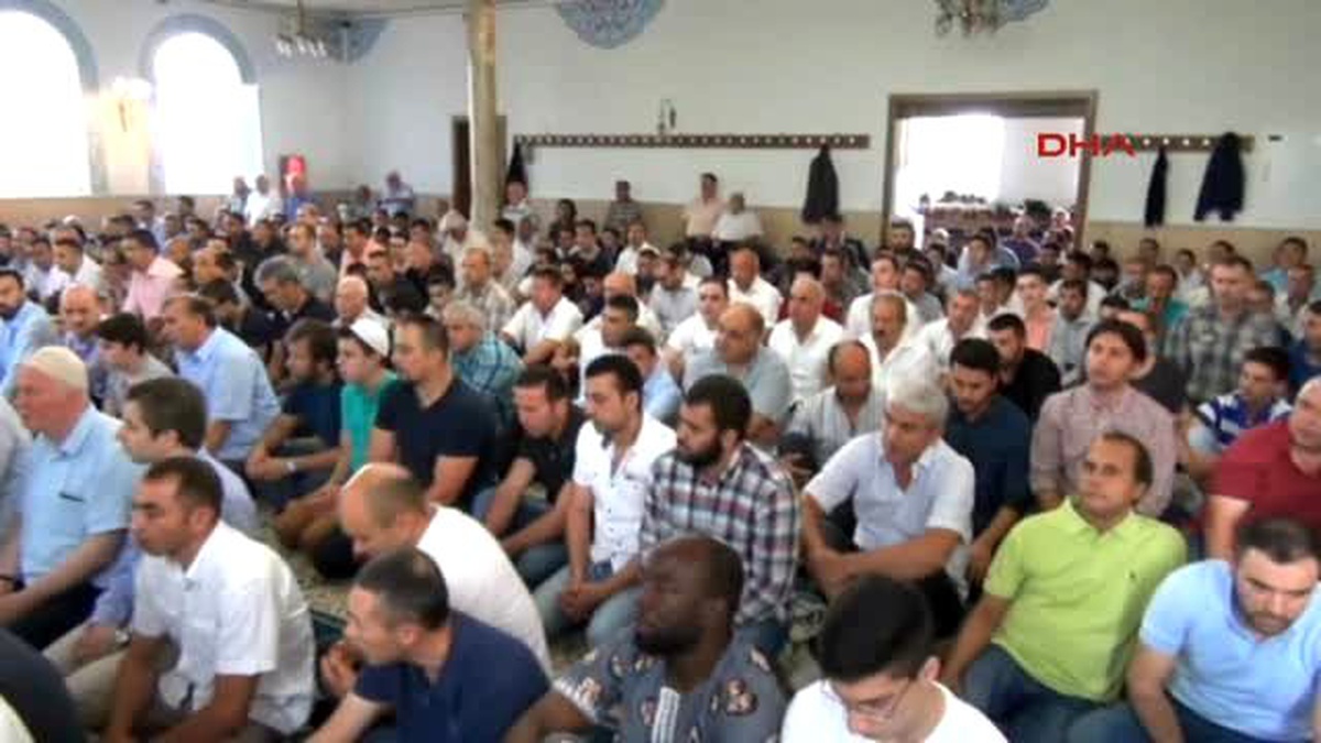 Almanya\'da Bayram Namazı İçin Müslümanlar Camileri Doldurdu...