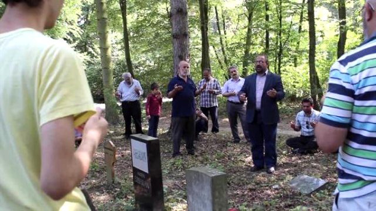 Almanya\'da Müslümanlar Mezarlara Akın Etti