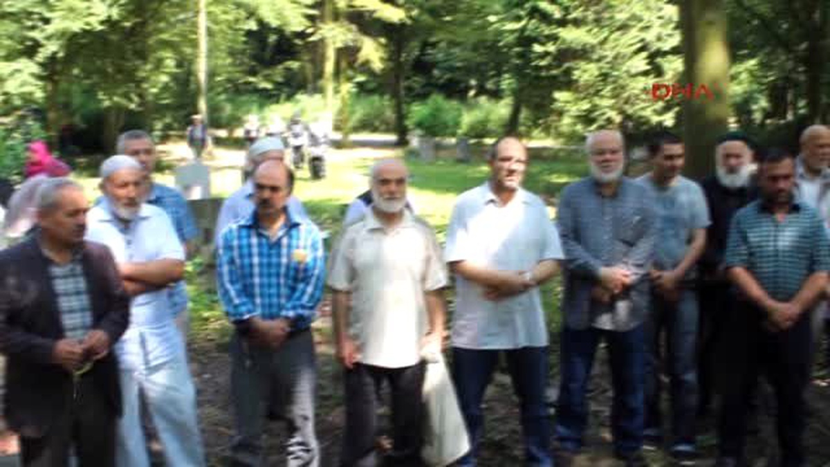 Almanya\'da Müslümanlar Mezarlara Akın Etti