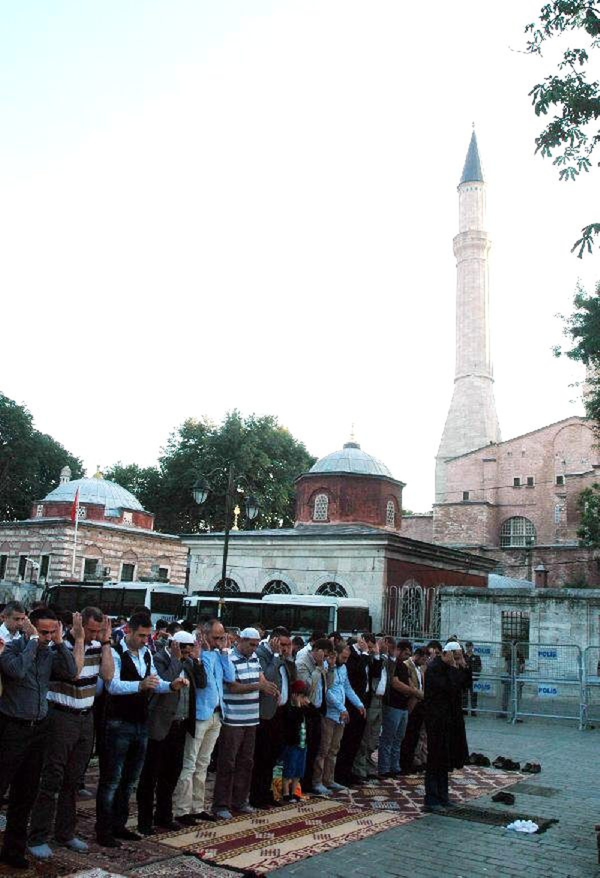 Alperenler Bayram Namazını Ayasofya Önünde Kıldı