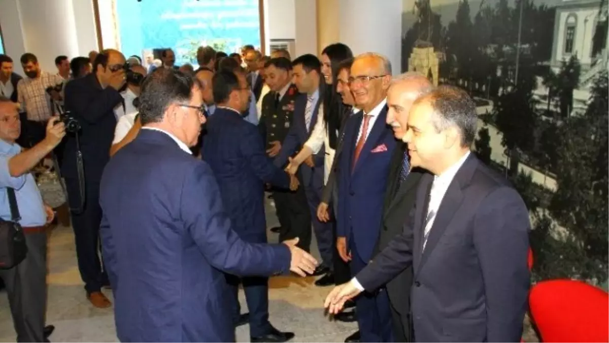 Bakan Kılıç, Samsun\'da Protokolle ve Vatandaşlarla Bayramlaştı
