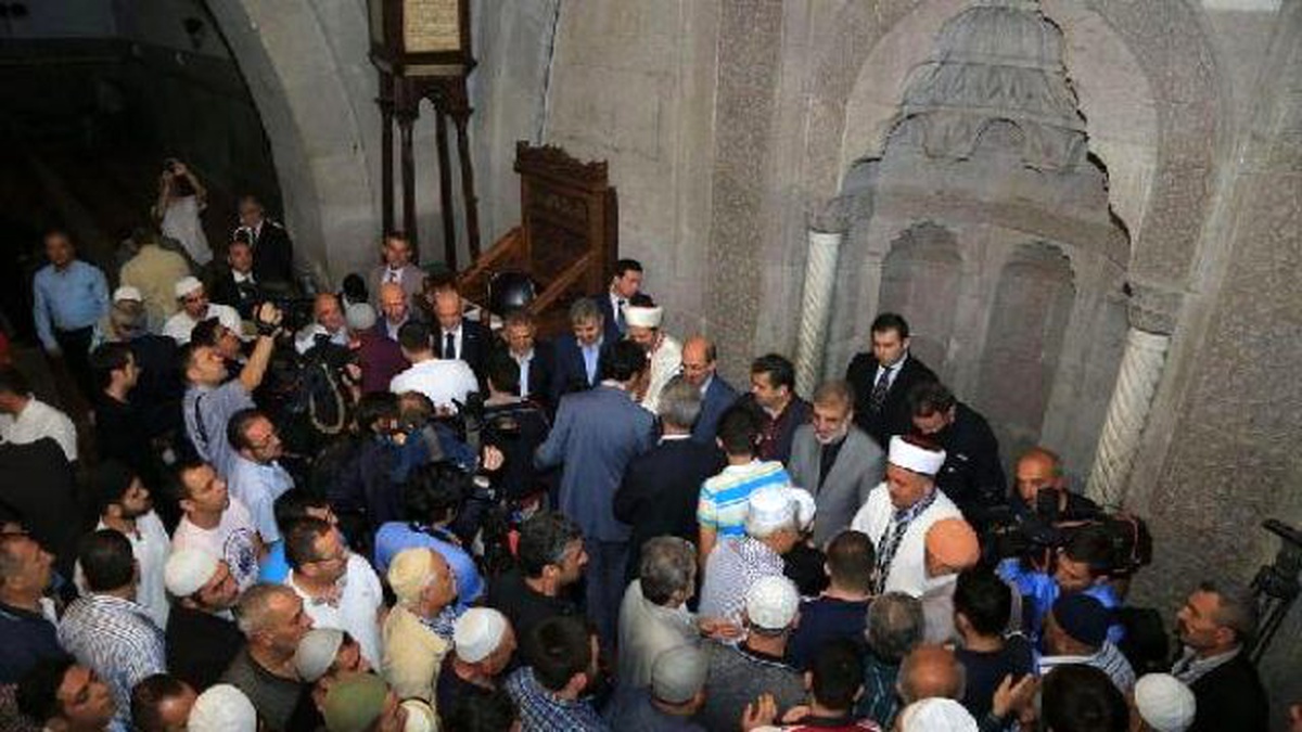 Bakan Yıldız, Cami Çıkışı Kuyruğa Girenlerle Bayramlaştı