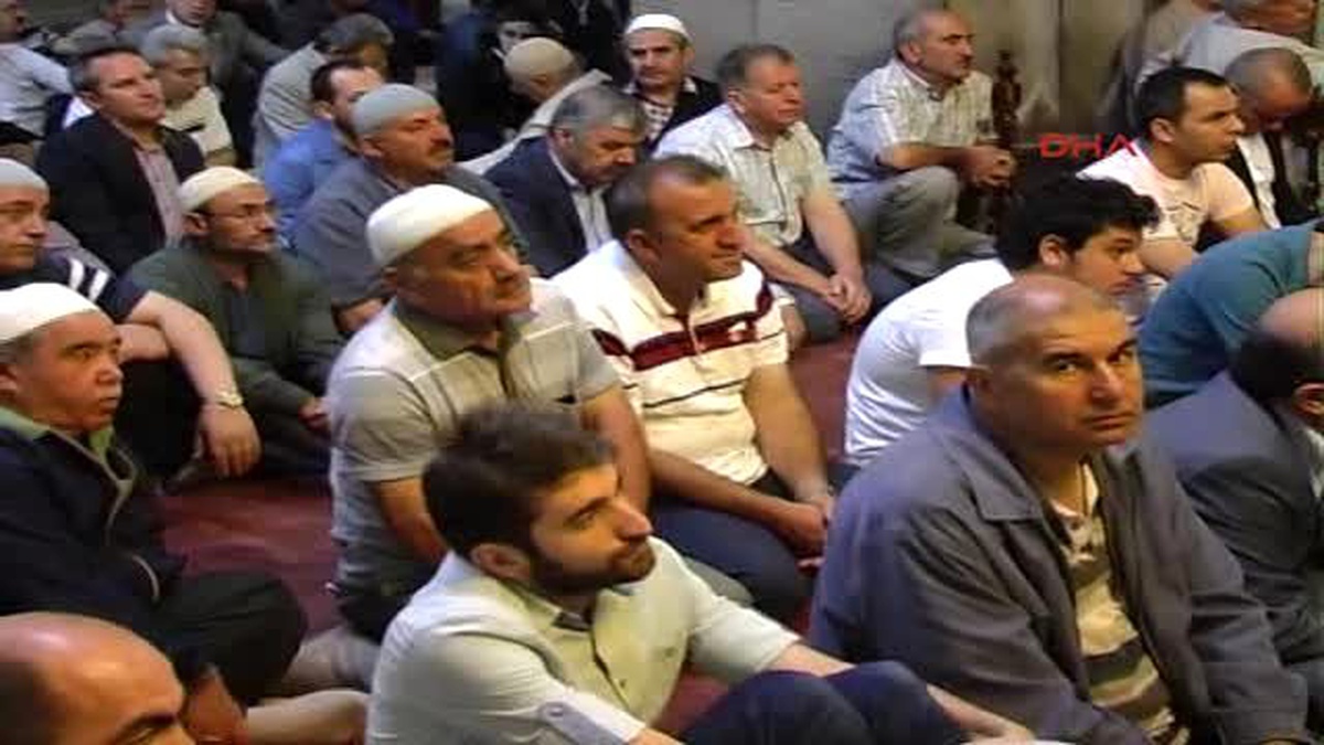 Bakan Yıldız, Cami Çıkışı Kuyruğa Girenlerle Bayramlaştı