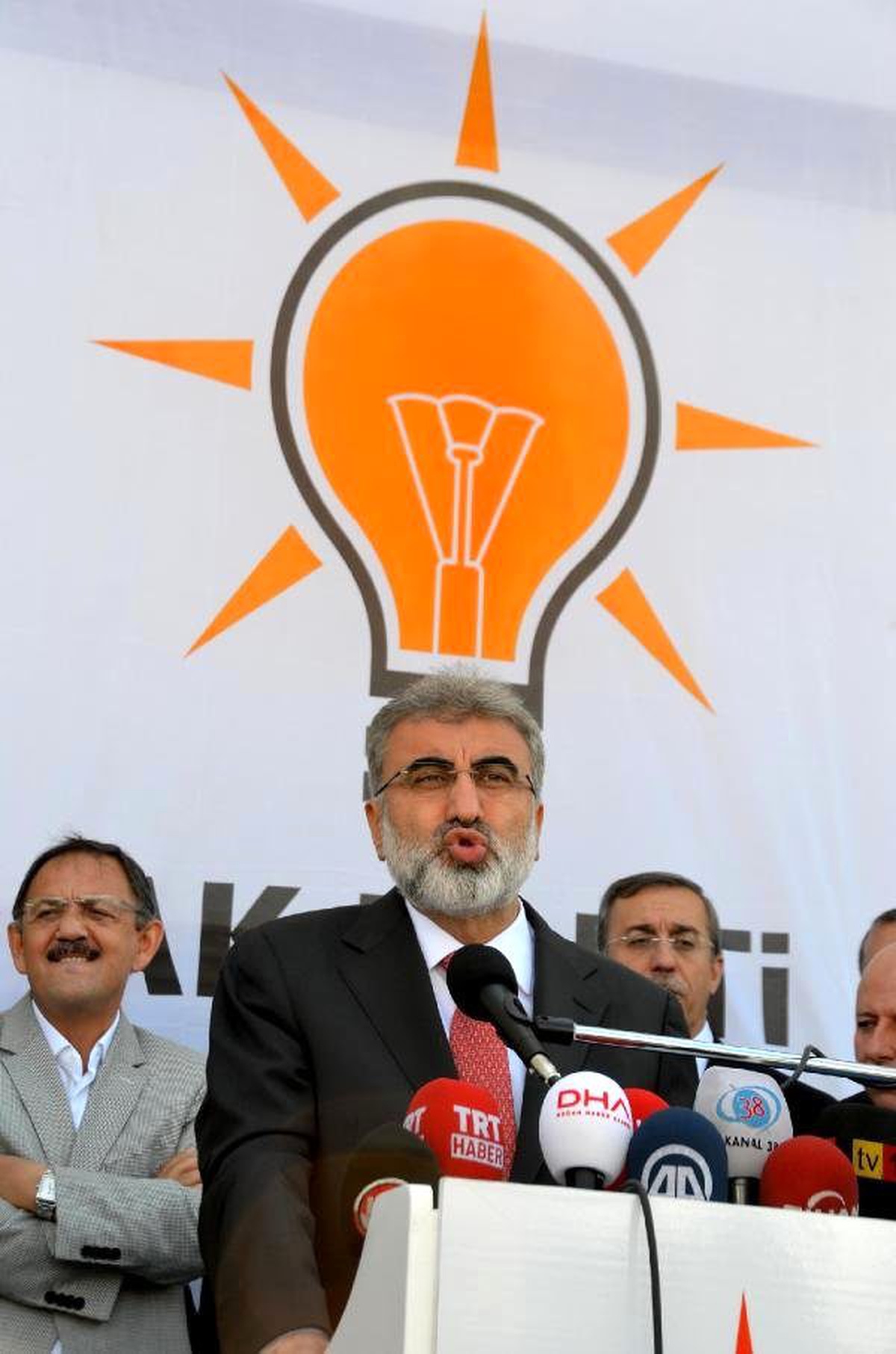 Bakan Yıldız, Cami Çıkışı Kuyruğa Girenlerle Bayramlaştı (2)