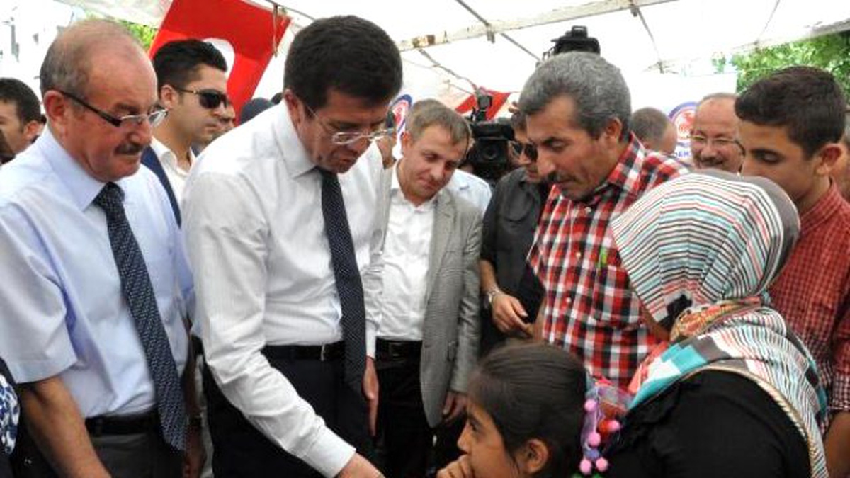 Ekonomi Bakanı Zeybekci, Belediye Çadırında Halkla Bayramlaştı