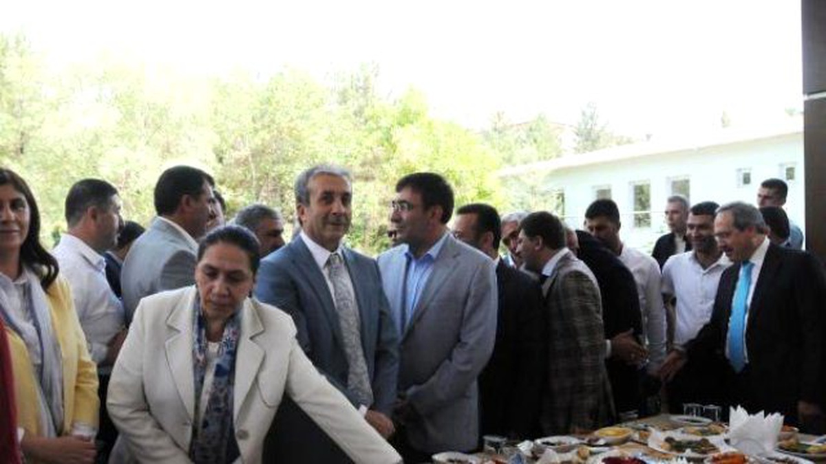 Bakanlar Yılmaz ve Eker, Diyarbakır\'da Halkla Bayramlaştı